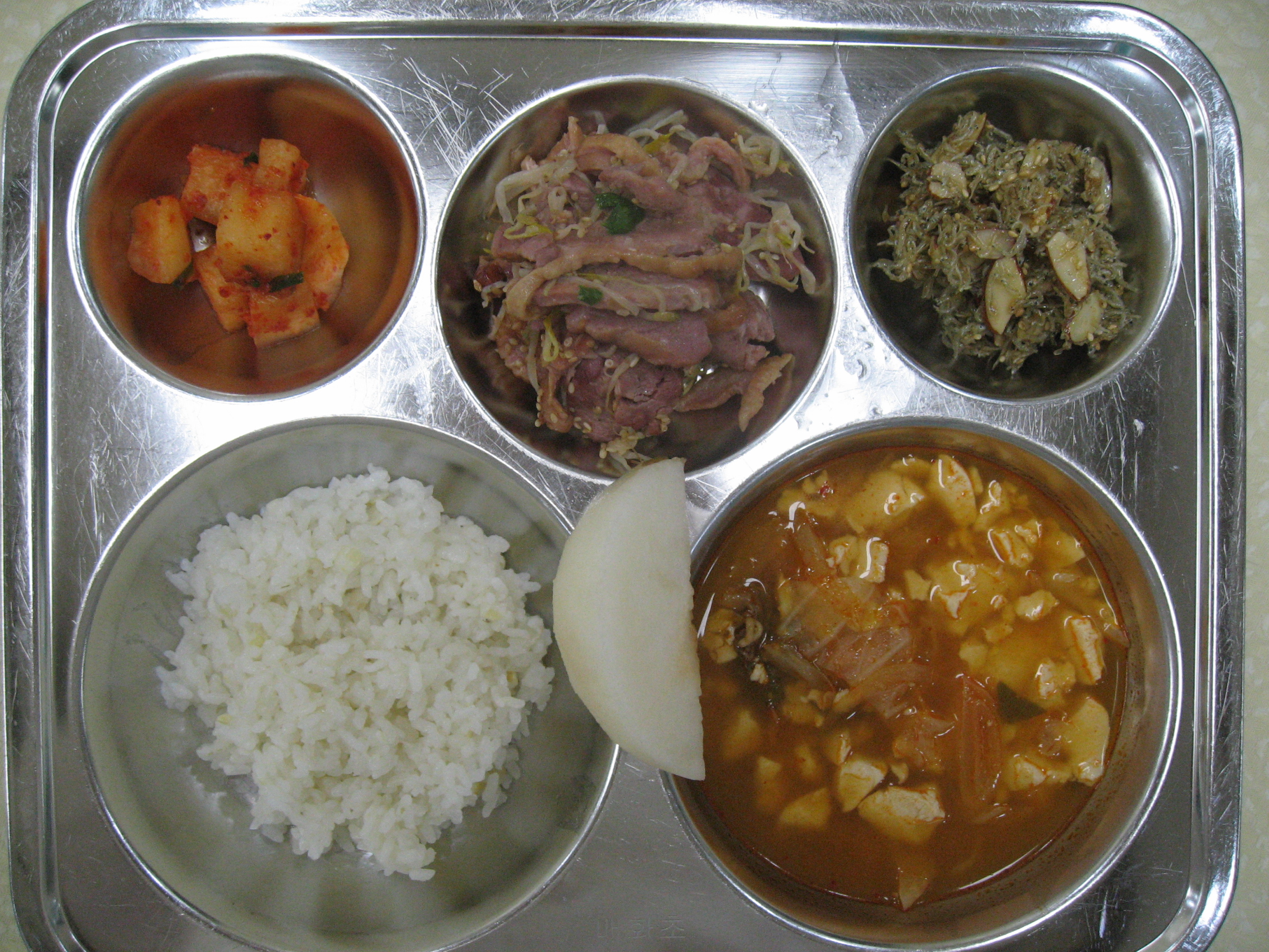 옥수수쌀밥
차돌박이순두부찌개(5.6.9.13.16.17.18)
훈제오리숙주볶음(5.6.13.18)
아몬드멸치조림(5.6.13)
깍두기(9)
배_이미지